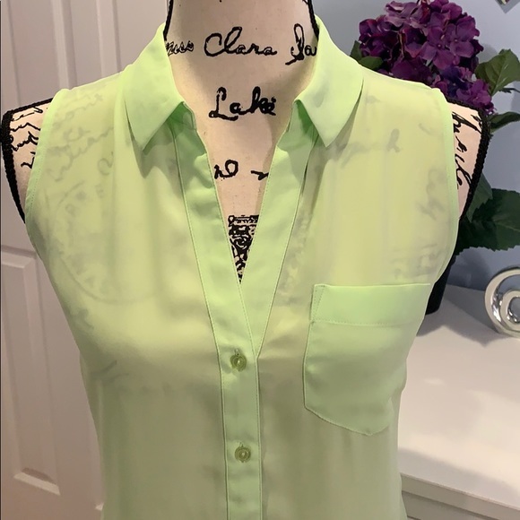 The Limited Sleeveless Button Up Top - Picture 3 of 5